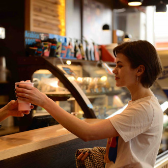 Заходь за улюбленою кавою зі своєю чашкою!